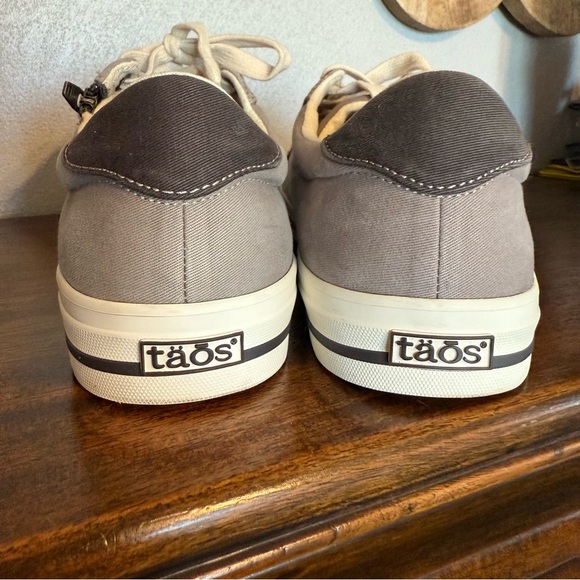 Taos Z Soul Sneaker Gray Side Zipper Laces Size 9 Wide Women - Picture 6 of 12